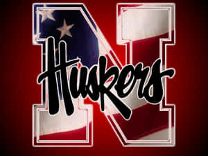 Huskers 團隊標誌，大字母 N 內有美國國旗圖案。