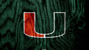 邁阿密大學標誌在深綠色木紋背景上
