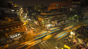 夜間城市街道，帶有發光的燈光和移動車輛的條紋。 — 夜景城市 壁紙