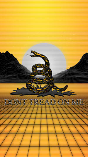 盤蛇帶有「DONT TREAD ON ME」文字在網格上，背景為日落山脈。