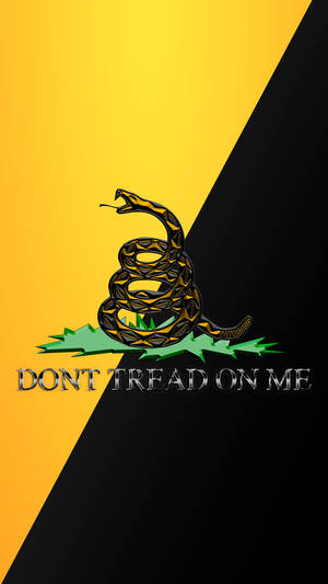 盤繞的響尾蛇在黃色和黑色背景上，附有文字 don't tread on me