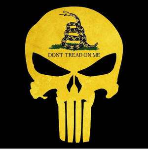 黃色骷髏，盤繞的蛇，以及黑色背景上的「DON'T TREAD ON ME」文字。