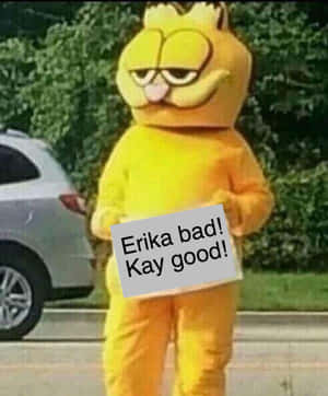 黃色加菲貓吉祥物在汽車旁舉著寫有「Erika bad! Kay good!」的標語牌。