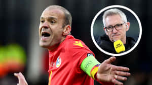 足球裁判在比賽中大喊，並有BBC Sport評述員在插圖中。 — 足球 壁紙