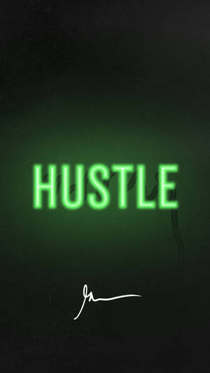 深色背景上帶有白色簽名的霓虹綠色 hustle 字樣