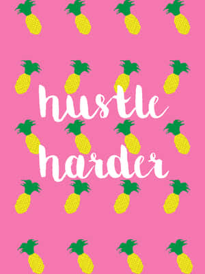 粉紅色背景，帶有菠蘿和白色草書文字 hustle harder。