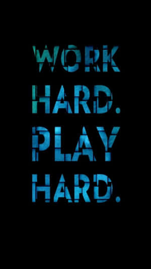 黑色背景上發光藍色的勵志文字「work hard play hard」