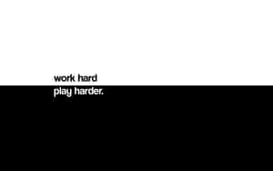 黑白極簡壁紙，帶有勵志文字「work hard play harder」。 — 語錄 壁紙