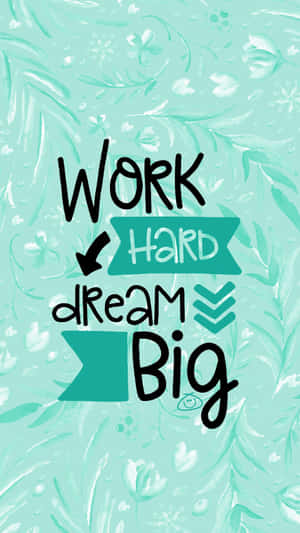 勵志語錄壁紙，以薄荷花卉背景上顯示「Work Hard Dream Big」文字。