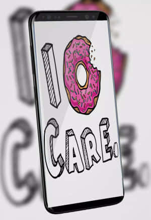 手機屏幕顯示「I O CARE」，並有一個被咬了一口的粉紅色糖霜甜甜圈作為O。