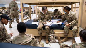 穿著軍服的士兵在軍營環境中一起學習。