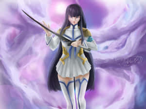 穿著白色和金色制服的動漫戰士女孩，在發光的紫色雲中握著劍。