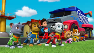 穿著救援裝備的Paw Patrol角色站在草地上，靠近一輛卡車。