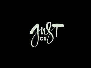 黑色背景上白色刷字體書寫的勵志短語just go