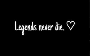 文字寫著「Legends never die」，並附有心形符號，背景為黑色。
