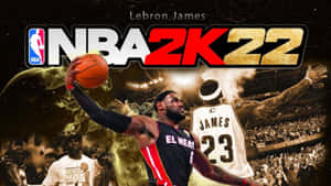 NBA 2K22遊戲封面，勒邦占士在人群中動作。