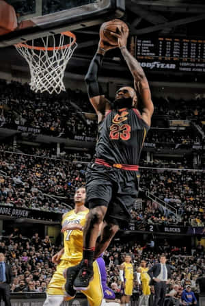 勒邦占士在NBA比賽中入樽，觀眾在旁觀看。
