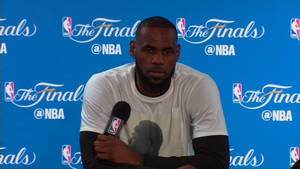勒邦占士在NBA總決賽記者會上手持麥克風。