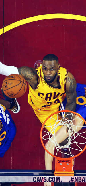 勒邦占士在NBA比賽中，在防守球員附近大力入樽。