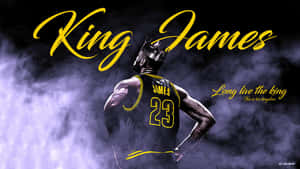 King James戴著王冠和球衣，背景有煙霧和皇室文字。