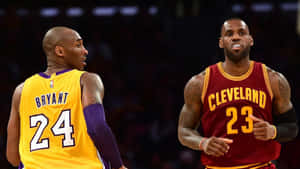 比賽期間穿著NBA球衣的高比·拜仁和勒邦·占士。
