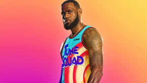 勒邦占士身穿色彩繽紛的Tune Squad球衣，站在漸變背景前。 — 勒布朗·詹姆斯 壁紙