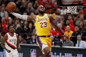 勒邦占士在NBA比賽中身穿湖人隊服投籃。 — 勒布朗·詹姆斯 壁紙