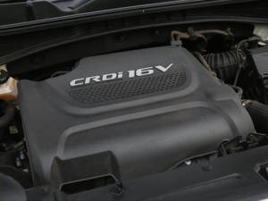 特寫一個帶有 CRDi 16V 文字的汽車引擎蓋。