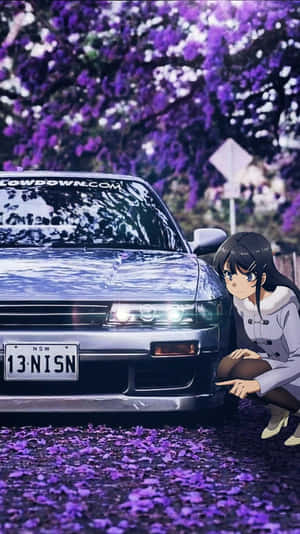 動漫女孩蹲在銀色跑車旁邊，上方有紫色花朵。
