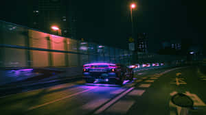 霓虹跑車在夜間城市街道上飛馳。