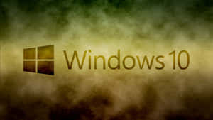 Windows 10 標誌在煙霧金色和綠色背景上。