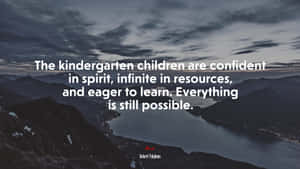 黃昏山湖，層巒疊嶂，湖面平靜，陰雲天空。