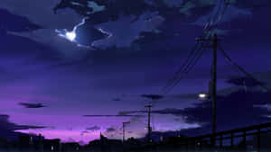 紫色暮色天空，星星和電線在城市剪影上方。