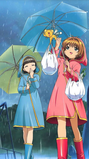 兩個穿著雨衣的女孩撐著雨傘，雨中一把傘上有一隻黃色小生物。