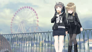 兩個動漫女孩在橋上手牽手吃雪糕，身後有摩天輪。 — 動漫風景 壁紙