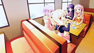 四個動漫女孩在咖啡桌旁享用茶和甜點。 — 可愛動漫女仔 壁紙