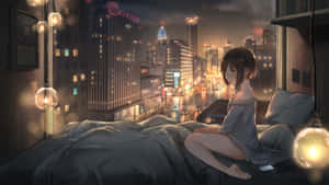 一位年輕女性坐在床上，透過窗戶看著夜晚下雨的霓虹城市。