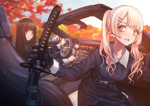 兩個動漫女孩在車裡，其中一個在秋日落日時分拿著劍。