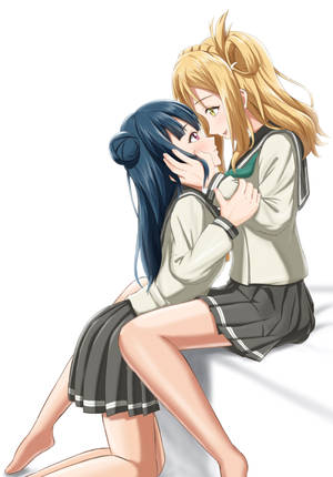 兩個穿著校服嘅動漫女學生分享一個溫柔嘅擁抱。