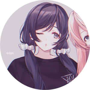 兩個紮著雙馬尾的動漫女孩在圓形框架內，一個深色頭髮，一個粉紅色頭髮。
