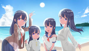 四個動漫女學生穿著校服，在陽光明媚的海灘上微笑。