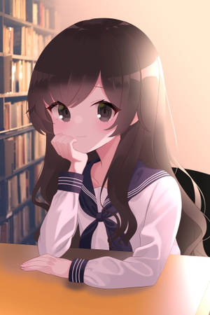 穿著水手服的動漫女孩在圖書館裡學習，身後有書架。 — 萌 壁紙