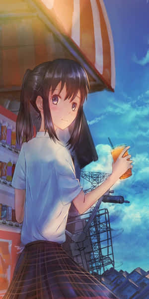 動漫女孩穿著校服，在陽光明媚的日子裡，在條紋遮陽篷下拿著飲料。