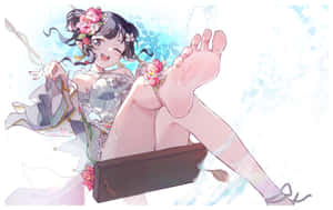 動漫女孩穿花裙在水彩背景眨眼並展示腳