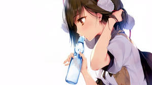 有貓耳的動漫女孩從藍色水瓶喝水。 — 可愛動漫女仔 壁紙