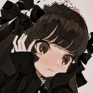 深色頭髮和蝴蝶結的動漫女孩在黑色服裝中看起來惱火。