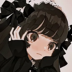 深色頭髮和蝴蝶結的動漫女孩在黑色服裝中看起來惱火。