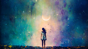 一個女人獨自站在新月下的星空宇宙天空下。