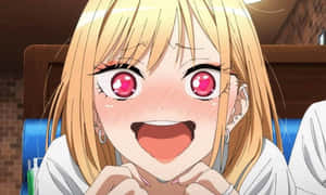 金髮粉紅眼睛的動漫女孩在室內燦爛微笑。 — 可愛動漫女仔 壁紙