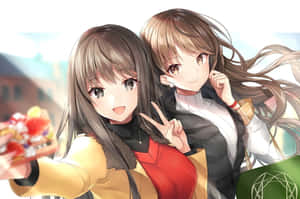兩個微笑的動畫女孩，一個拿著蛋糕，另一個在戶外比出和平手勢。